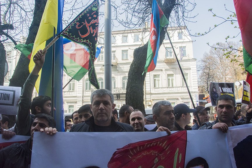 В Киеве диаспора Азербайджана пикетирует посольство Армении (ФОТО, ВИДЕО) (фото) - фото 1 В Киеве диаспора Азербайджана пикетирует посольство Армении (ФОТО, ВИДЕО) (фото) - фото 1