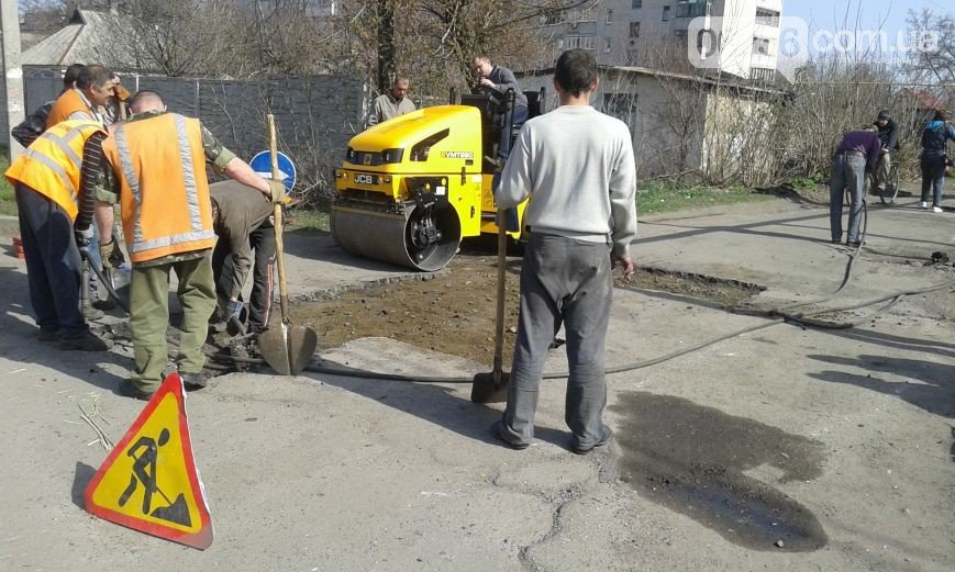 В Авдеевке ремонтируют дороги (ФОТО) (фото) - фото 1 В Авдеевке ремонтируют дороги (ФОТО) (фото) - фото 1