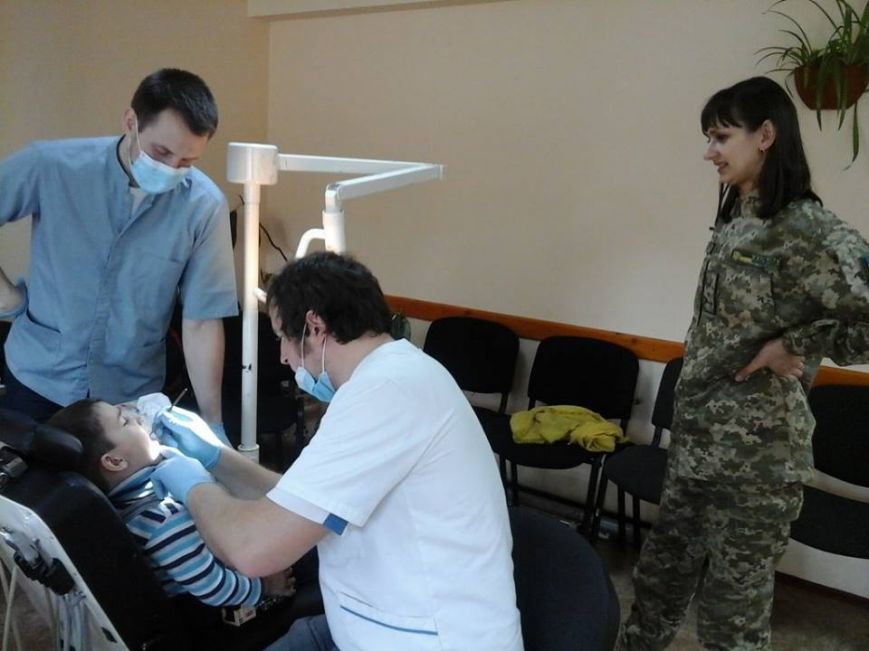 Голівудськи посмішки атошників з Новограду забезпечують рівенчани-стоматологи (фото) - фото 1 Голівудськи посмішки атошників з Новограду забезпечують рівенчани-стоматологи (фото) - фото 1