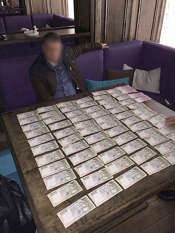 Налоговик из Чернигова требовал 30 тысяч гривен взятки вместо штрафа (фото) - фото 1 Налоговик из Чернигова требовал 30 тысяч гривен взятки вместо штрафа (фото) - фото 1