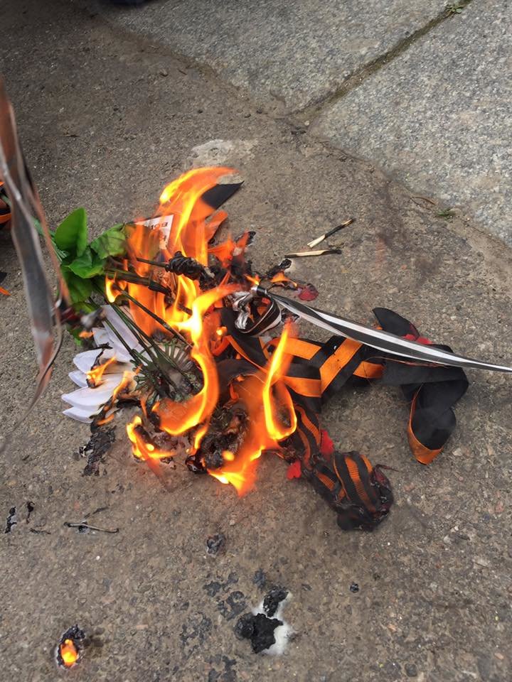 Патриоты в Одессе сожгли символы современного фашизма (ФОТО) (фото) - фото 1
