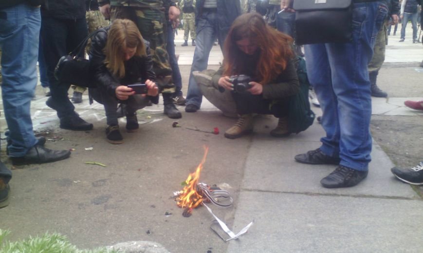 Патриоты в Одессе сожгли символы современного фашизма (ФОТО) (фото) - фото 1