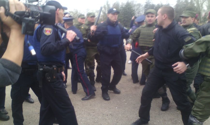 На Куликовом поле активисты «Правого сектора» схлестнулись с полицией (ФОТО, ВИДЕО) (фото) - фото 1