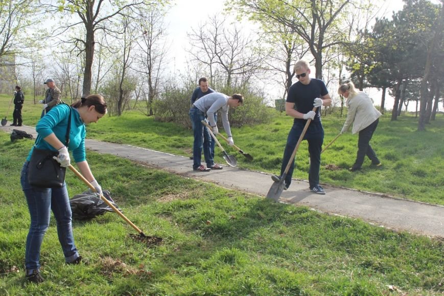 В Симферополе прошел первый ежемесячный субботник по распоряжению Аксенова: Сам глава Крыма замечен не был (фото) - фото 2 В Симферополе прошел первый ежемесячный субботник по распоряжению Аксенова: Сам глава Крыма замечен не был (фото) - фото 2