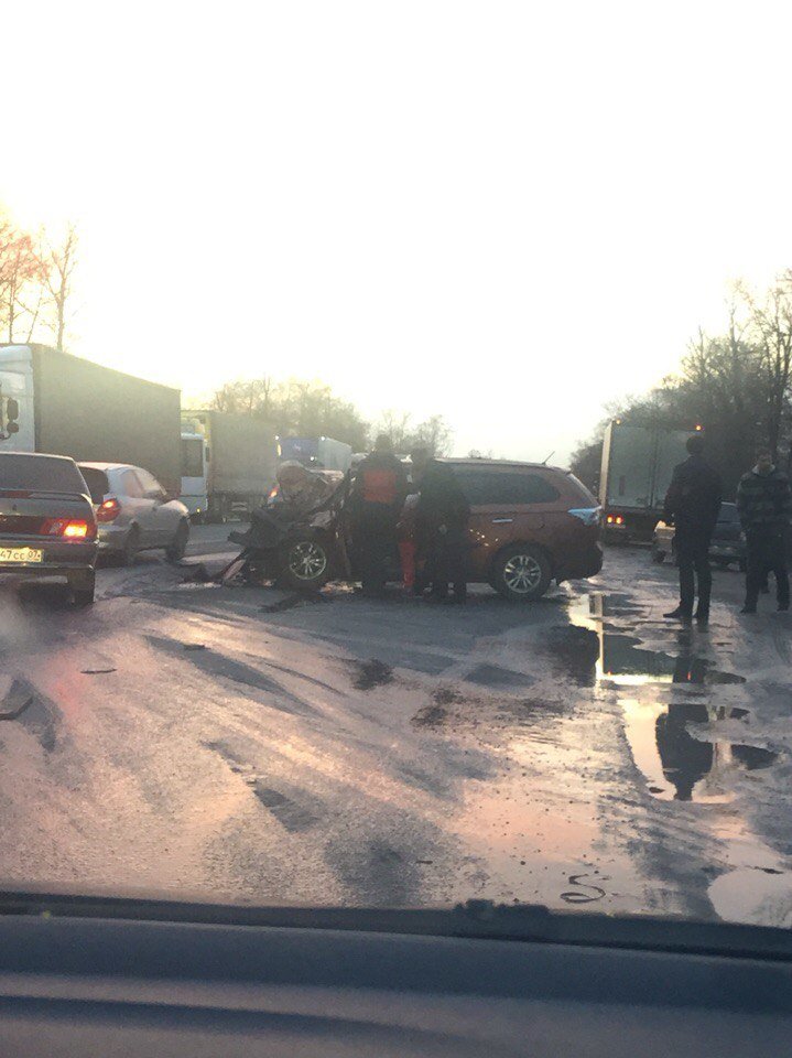 Рулон с бумагой, выпавший из фуры в Шушарах, едва не убил молодую женщину и её детей (фото) - фото 1 Рулон с бумагой, выпавший из фуры в Шушарах, едва не убил молодую женщину и её детей (фото) - фото 1