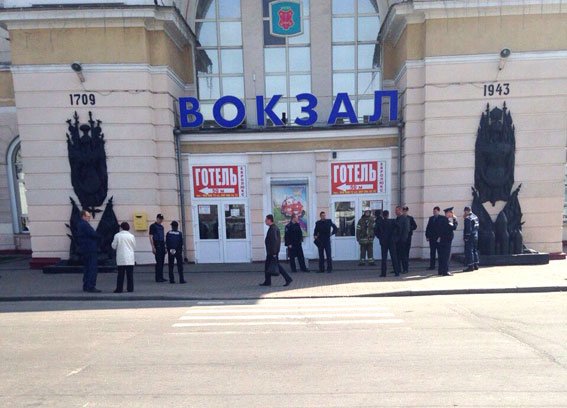 Час назад в Полтаве заминировали Южный вокзал (фото) - фото 1 Час назад в Полтаве заминировали Южный вокзал (фото) - фото 1