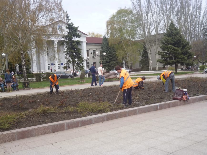 В центре Красноармейска (Покровска) работа кипит: клумбы облагораживают, розы подрезают. Дыхание весны на лицо (фото) - фото 1 В центре Красноармейска (Покровска) работа кипит: клумбы облагораживают, розы подрезают. Дыхание весны на лицо (фото) - фото 1