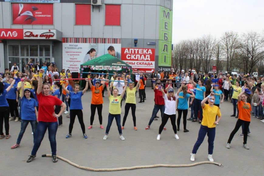 Криворожские студенты провели театрализованное шоу для сбора средств на улучшение экологии города (ФОТО) (фото) - фото 1 Криворожские студенты провели театрализованное шоу для сбора средств на улучшение экологии города (ФОТО) (фото) - фото 1