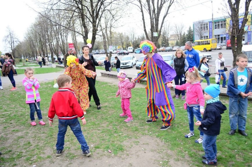 Криворожские студенты провели театрализованное шоу для сбора средств на улучшение экологии города (ФОТО) (фото) - фото 1 Криворожские студенты провели театрализованное шоу для сбора средств на улучшение экологии города (ФОТО) (фото) - фото 1