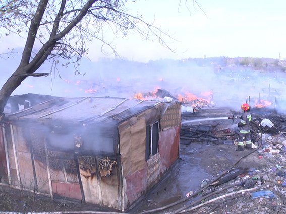У Хмельницькому біля сміттєзвалища горіло циганське містечко (Фото) (фото) - фото 3 У Хмельницькому біля сміттєзвалища горіло циганське містечко (Фото) (фото) - фото 3