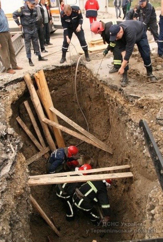 У Тернополі через обвал землі в котловані загинула людина (ФОТОРЕПОРТАЖ) (фото) - фото 3 У Тернополі через обвал землі в котловані загинула людина (ФОТОРЕПОРТАЖ) (фото) - фото 3