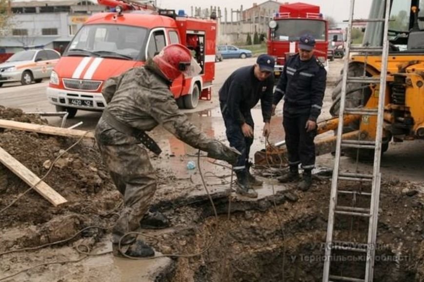 У Тернополі через обвал землі в котловані загинула людина (ФОТОРЕПОРТАЖ) (фото) - фото 2 У Тернополі через обвал землі в котловані загинула людина (ФОТОРЕПОРТАЖ) (фото) - фото 2
