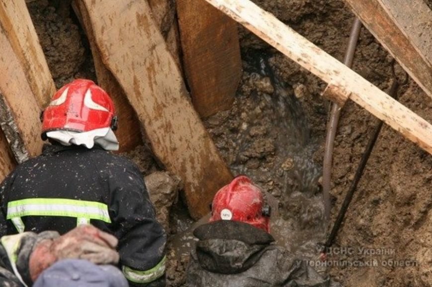 У Тернополі через обвал землі в котловані загинула людина (ФОТОРЕПОРТАЖ) (фото) - фото 5 У Тернополі через обвал землі в котловані загинула людина (ФОТОРЕПОРТАЖ) (фото) - фото 5
