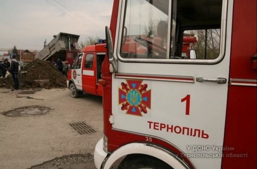 У Тернополі через обвал землі в котловані загинула людина (ФОТОРЕПОРТАЖ) (фото) - фото 3 У Тернополі через обвал землі в котловані загинула людина (ФОТОРЕПОРТАЖ) (фото) - фото 3