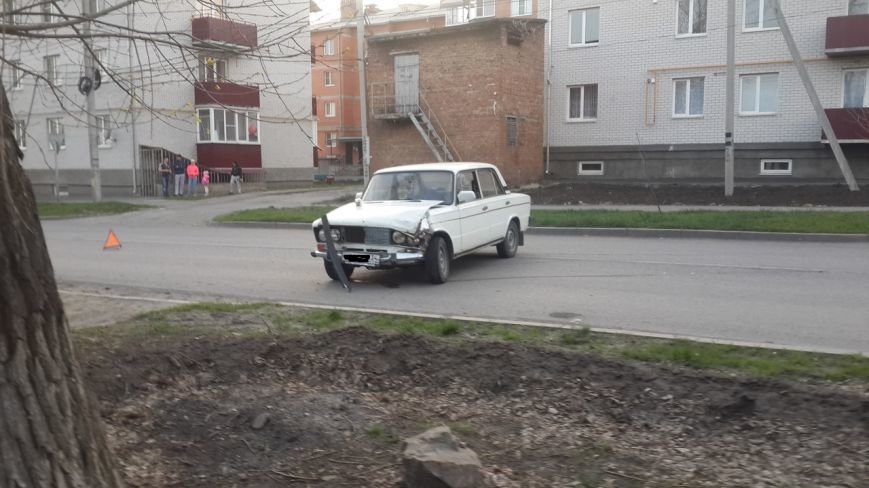 Вчера в Новошахтинске на Рстовской Дэу влетела в столб, а в центре Вчера в Новошахтинске на Рстовской Дэу влетела в столб, а в центре