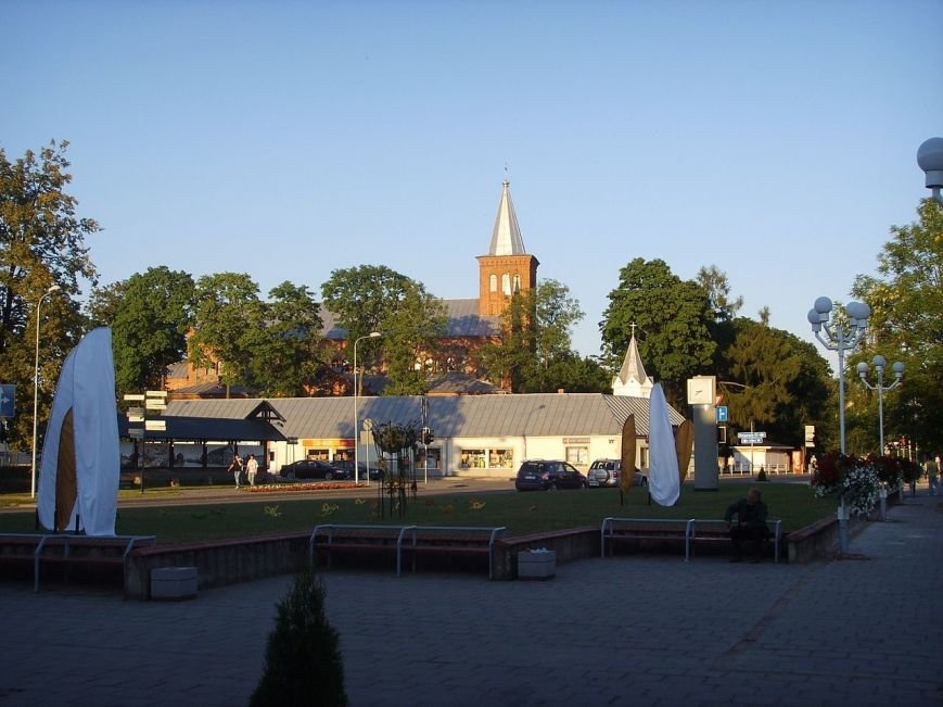 1280px-Tirgus_laukums_Preiļos 1280px-Tirgus_laukums_Preiļos