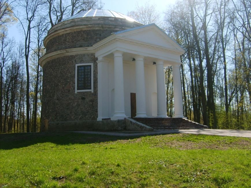 Mortuary_of_von_Borch_family_in_Preiļi,_Latvia Mortuary_of_von_Borch_family_in_Preiļi,_Latvia