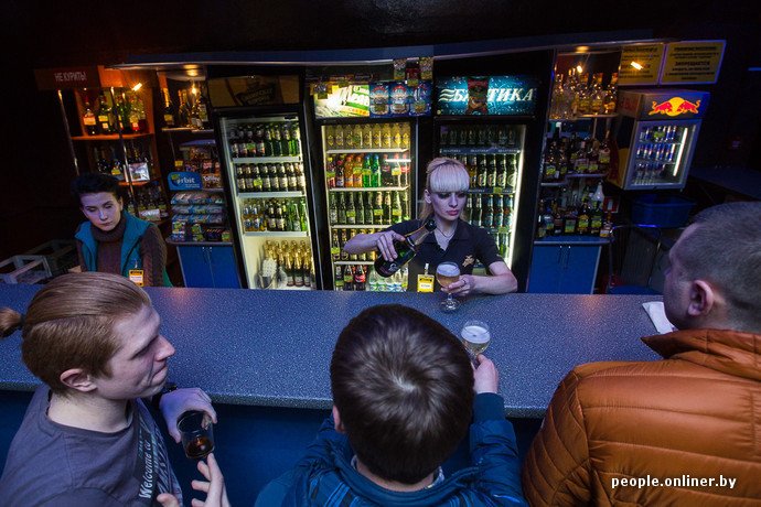 «Вам, минским, это диким кажется, а у нас позитив»: репортаж из ночного клуба в Волковыске, где и самбука вкуснее, и танцы душевнее (фото) - фото 36