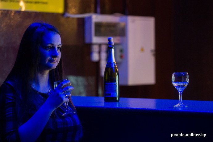 «Вам, минским, это диким кажется, а у нас позитив»: репортаж из ночного клуба в Волковыске, где и самбука вкуснее, и танцы душевнее (фото) - фото 25