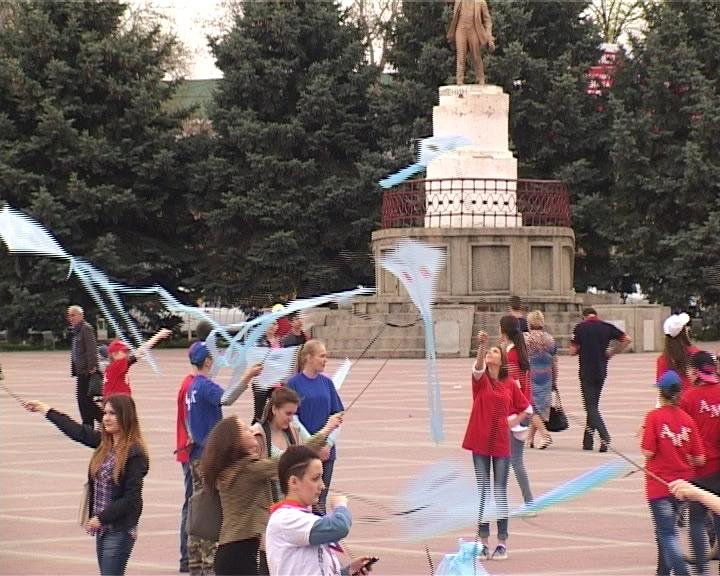 В День космонавтики над Армавиром пронеслись «Космические ветры» (фото) - фото 1 В День космонавтики над Армавиром пронеслись «Космические ветры» (фото) - фото 1