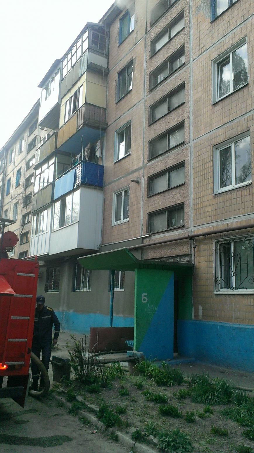 В Днепродзержинске по улице Каштанов горела квартира (фото) - фото 3 В Днепродзержинске по улице Каштанов горела квартира (фото) - фото 3