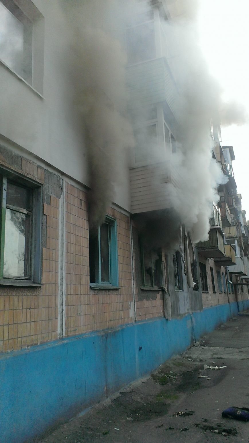 В Днепродзержинске по улице Каштанов горела квартира (фото) - фото 1 В Днепродзержинске по улице Каштанов горела квартира (фото) - фото 1