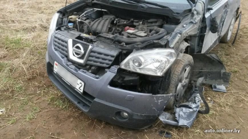 БТР подбил легковой автомобиль возле военного полигона в Лепельском... БТР подбил легковой автомобиль возле военного полигона в Лепельском районе (фото) - фото 2