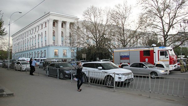 В Симферополе из-за подозрительного пакета оцепили задние Совмина (ФОТО) (фото) - фото 3 В Симферополе из-за подозрительного пакета оцепили задние Совмина (ФОТО) (фото) - фото 3
