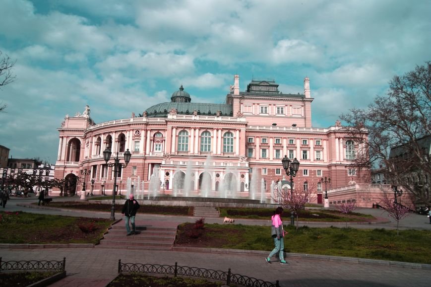 Труханов включил лето: В центре Одессы заиграли фонтаны и цветет сакура (ФОТО) (фото) - фото 1