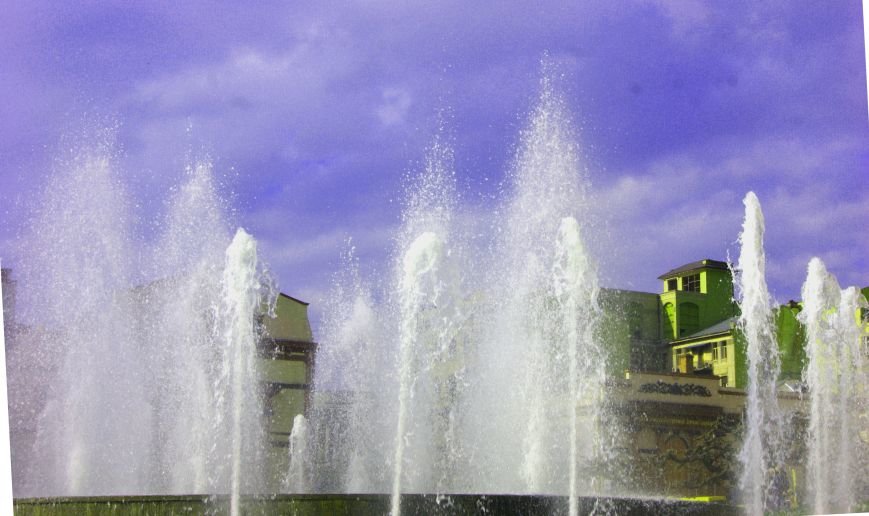 Труханов включил лето: В центре Одессы заиграли фонтаны и цветет сакура (ФОТО) (фото) - фото 1
