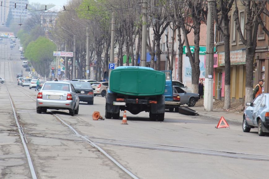 В Днепродзержинске в ДТП на проспекте Тараса Шевченко столкнулись водовоз и BMW (фото) - фото 1 В Днепродзержинске в ДТП на проспекте Тараса Шевченко столкнулись водовоз и BMW (фото) - фото 1