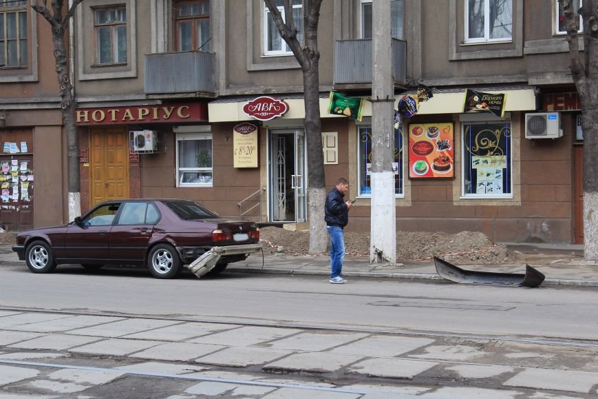 В Днепродзержинске в ДТП на проспекте Тараса Шевченко столкнулись водовоз и BMW (фото) - фото 3 В Днепродзержинске в ДТП на проспекте Тараса Шевченко столкнулись водовоз и BMW (фото) - фото 3