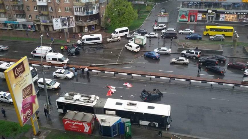 На проспекте Победы “БМВ” врезался в электроопору, трое пострадавших (ФОТО) (фото) - фото 1 На проспекте Победы “БМВ” врезался в электроопору, трое пострадавших (ФОТО) (фото) - фото 1