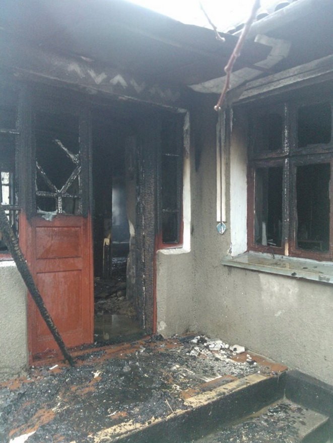 Поблизу Тернополя вщент згорів будинок. Сім’я залишилася на вулиці (фото) - фото 1 Поблизу Тернополя вщент згорів будинок. Сім’я залишилася на вулиці (фото) - фото 1