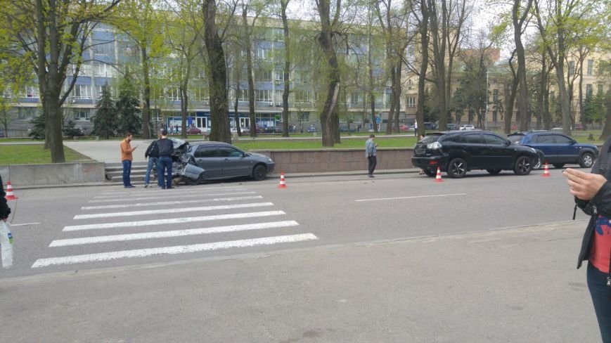 ДТП на пр. Яворницкого: столкнулись Mitsubishi Lancer и Lexus (ФОТО) (фото) - фото 1 ДТП на пр. Яворницкого: столкнулись Mitsubishi Lancer и Lexus (ФОТО) (фото) - фото 1