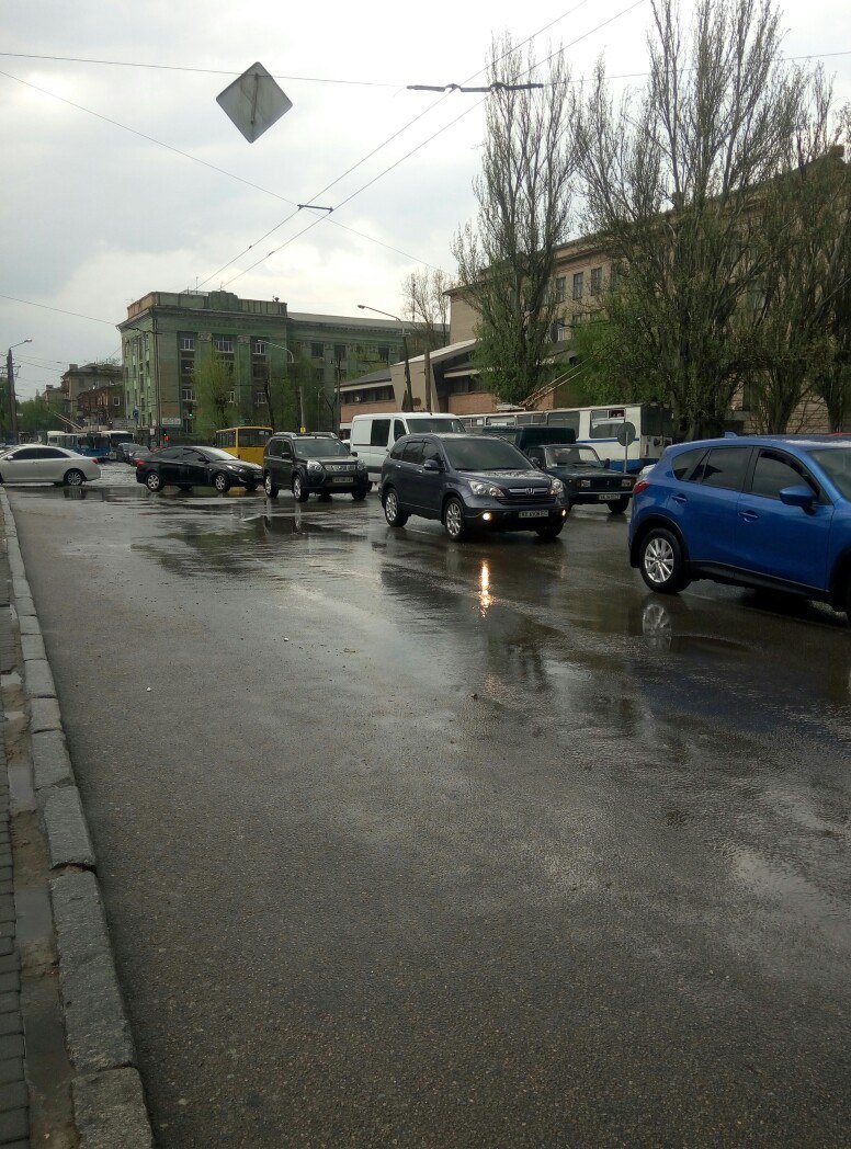 В Днепропетровске прошел град и подтопило улицы (ФОТО) (фото) - фото 8 В Днепропетровске прошел град и подтопило улицы (ФОТО) (фото) - фото 8
