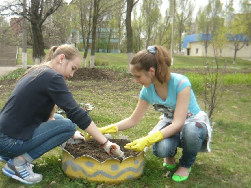 Школьники Бахмута вышли убирать Землю (фото) - фото 1 Школьники Бахмута вышли убирать Землю (фото) - фото 1