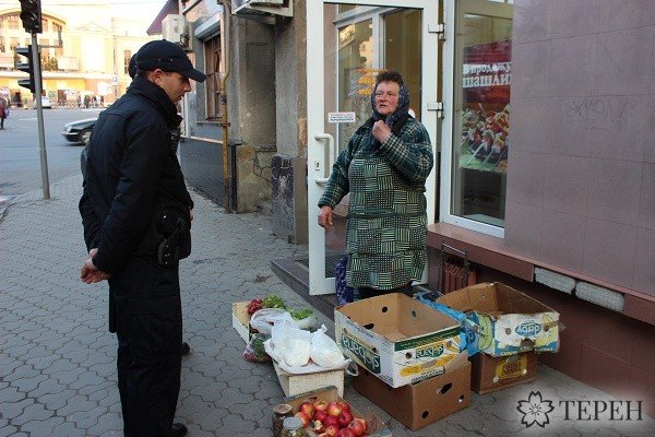 Тернопільські правоохоронці здійснили «рейд» та розігнали торгашів на вул. Чорновола (фото) (фото) - фото 1 Тернопільські правоохоронці здійснили «рейд» та розігнали торгашів на вул. Чорновола (фото) (фото) - фото 1