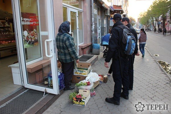 Тернопільські правоохоронці здійснили «рейд» та розігнали торгашів на вул. Чорновола (фото) (фото) - фото 1 Тернопільські правоохоронці здійснили «рейд» та розігнали торгашів на вул. Чорновола (фото) (фото) - фото 1