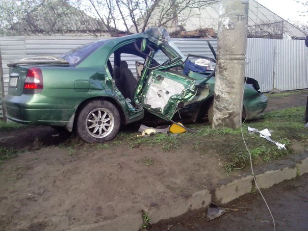 В Первомайске автомобиль Daewoo Nubira влетел в столб (фото) (фото) - фото 1 В Первомайске автомобиль Daewoo Nubira влетел в столб (фото) (фото) - фото 1