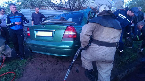 В Первомайске автомобиль Daewoo Nubira влетел в столб (фото) (фото) - фото 1 В Первомайске автомобиль Daewoo Nubira влетел в столб (фото) (фото) - фото 1