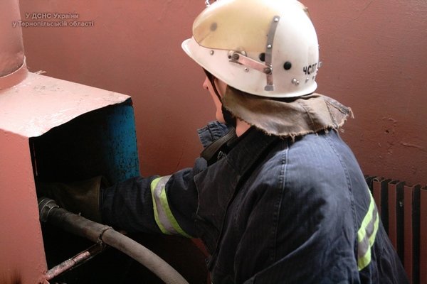 Через пожежу в сміттєпроводі ледь не згорів багатоквартирний будинок у Тернополі (фото, відео) (фото) - фото 1 Через пожежу в сміттєпроводі ледь не згорів багатоквартирний будинок у Тернополі (фото, відео) (фото) - фото 1