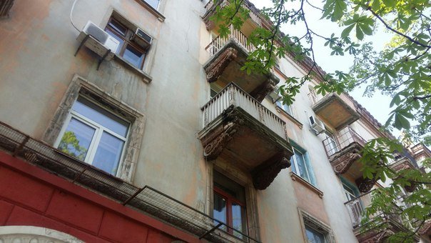 Днепропетровцам на заметку: куда жаловаться, если на вас упал кусок балкона (ФОТО) (фото) - фото 1 Днепропетровцам на заметку: куда жаловаться, если на вас упал кусок балкона (ФОТО) (фото) - фото 1