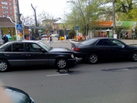 Авария на миллион: В центре Одессы столкнулись три престижные иномарки (ФОТО) (фото) - фото 1