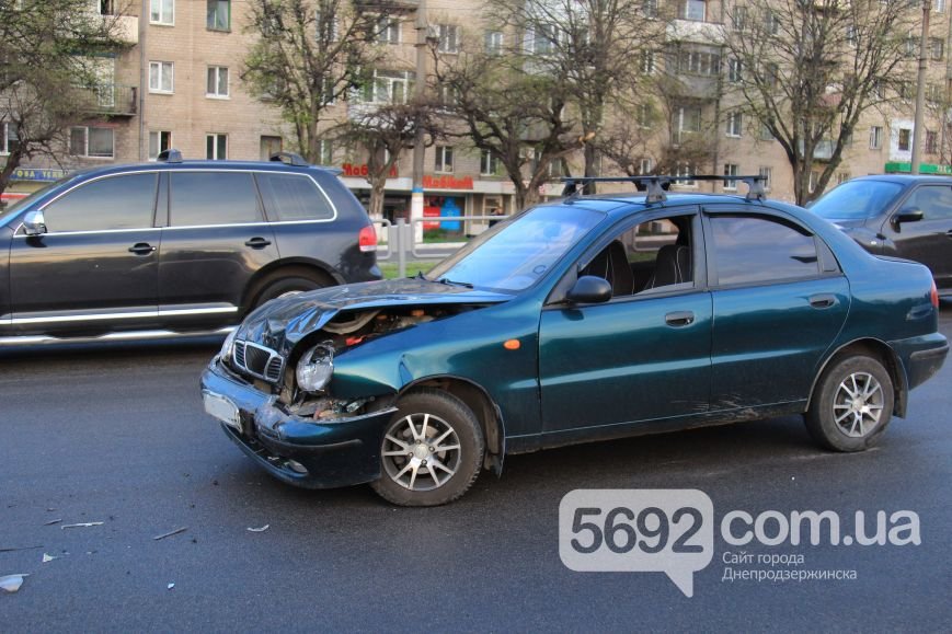 В Днепродзержинске произошло ДТП на площади Освободителей (фото) - фото 4 В Днепродзержинске произошло ДТП на площади Освободителей (фото) - фото 4