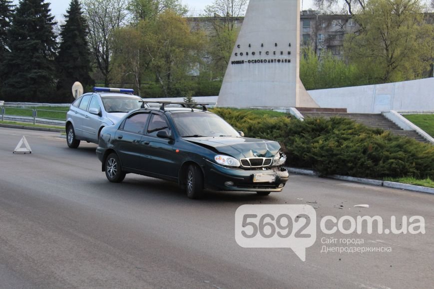 В Днепродзержинске произошло ДТП на площади Освободителей (фото) - фото 3 В Днепродзержинске произошло ДТП на площади Освободителей (фото) - фото 3