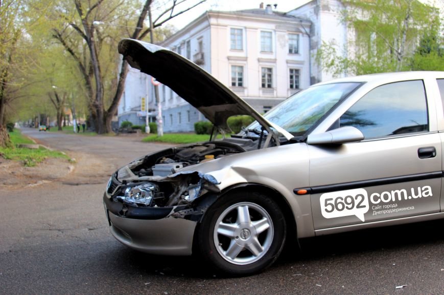 В Днепродзержинске в ДТП возле ДК имени Горького столкнулись Fiat и Opel (фото) - фото 2 В Днепродзержинске в ДТП возле ДК имени Горького столкнулись Fiat и Opel (фото) - фото 2