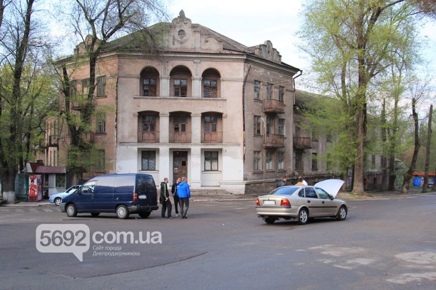 В Днепродзержинске в ДТП возле ДК имени Горького столкнулись Fiat и Opel (фото) - фото 1 В Днепродзержинске в ДТП возле ДК имени Горького столкнулись Fiat и Opel (фото) - фото 1