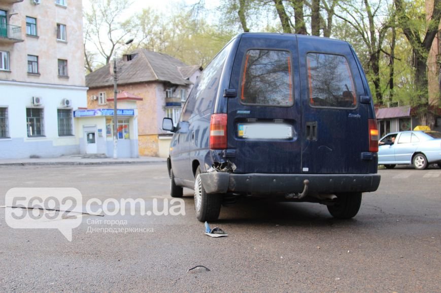 В Днепродзержинске в ДТП возле ДК имени Горького столкнулись Fiat и Opel (фото) - фото 4 В Днепродзержинске в ДТП возле ДК имени Горького столкнулись Fiat и Opel (фото) - фото 4