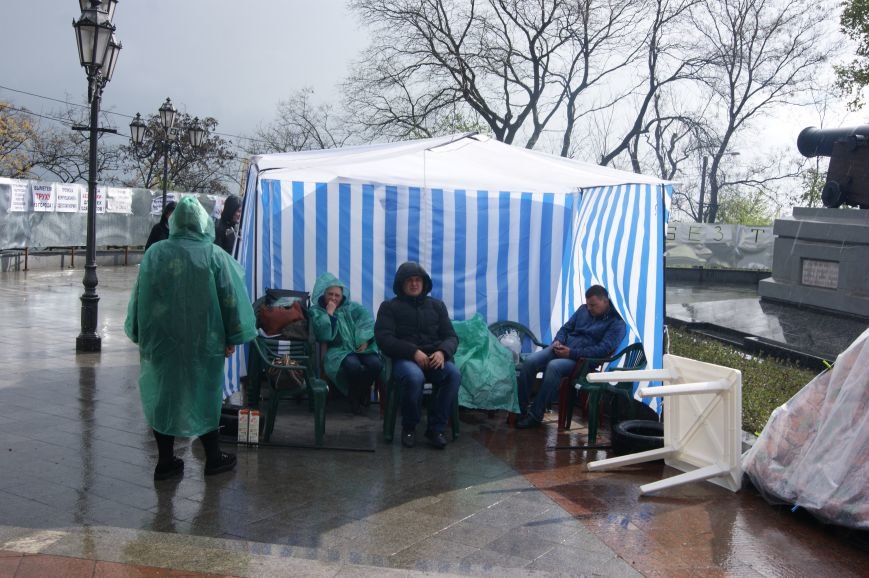 Одесские майданы мокнут под дождем, но не сдаются (ФОТО) (фото) - фото 1
